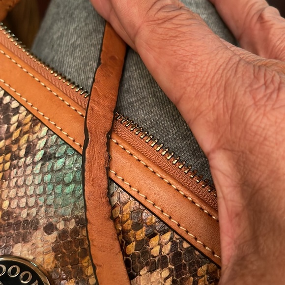 Dooney &Bourke wristlet pre owned has some flaws that are showed in pictures. - Picture 10 of 13